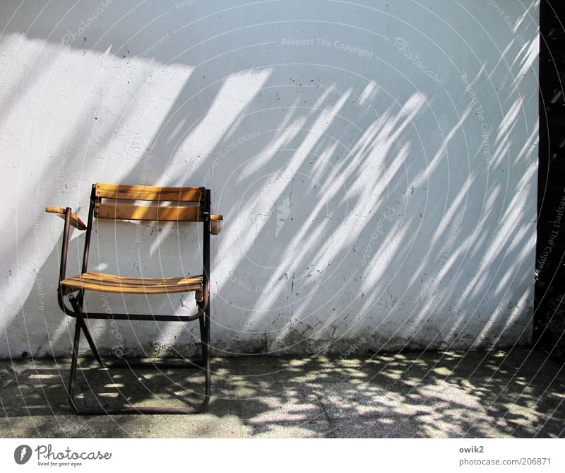 Immer noch nich da, der Regissör? Stuhl Umwelt Klima Wetter Schönes Wetter Mauer Wand Fassade Erholung eckig einfach hell gelb grau Klappstuhl ruhig Ruhemöbel