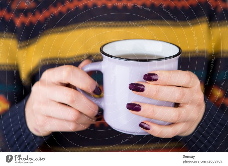 Frau in der gemütlichen Strickjacke, die eine Schale hält Frühstück Getränk Kaffee Tee stricken Winter Mensch Erwachsene Hand Wärme Pullover heiß weiß Halt