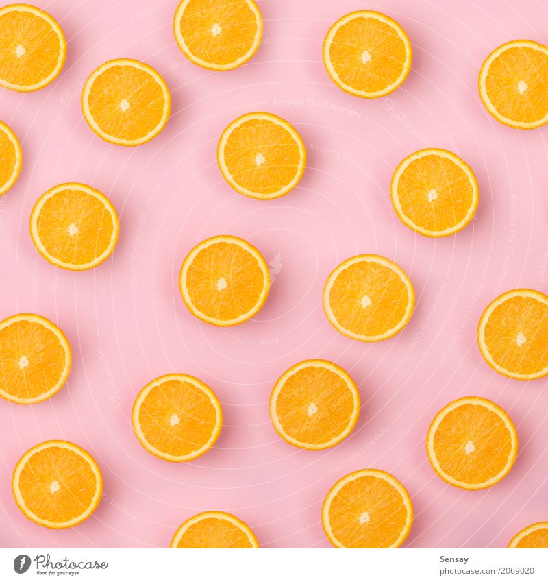 Buntes Fruchtmuster von frischen orange Scheiben auf rosa Hintergrund Essen Vegetarische Ernährung Diät Saft Stil Design Sommer Dekoration & Verzierung Tapete
