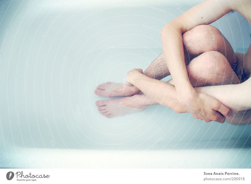die farbe hellblau. Körperpflege Wellness maskulin Leben Haut Arme Beine 1 Mensch 18-30 Jahre Jugendliche Erwachsene Badewanne Wasser dünn authentisch weiß