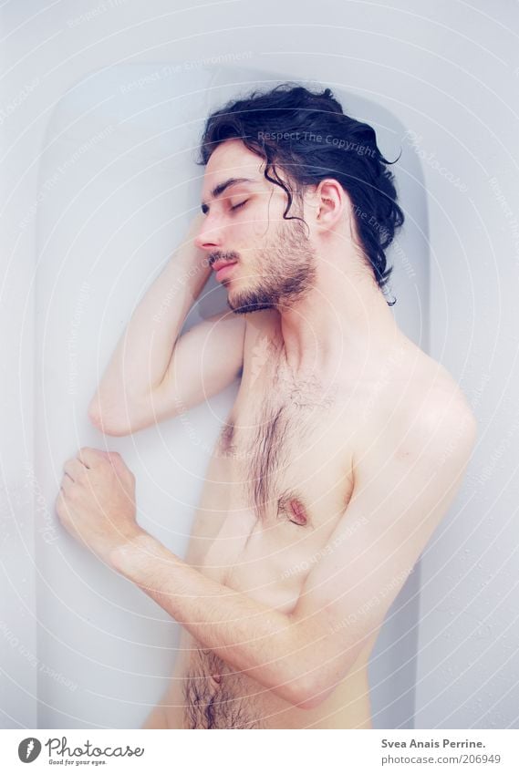 die farbe pastellblau. Haare & Frisuren maskulin Junger Mann Jugendliche Erwachsene Körper Haut 1 Mensch 18-30 Jahre Badewanne Badewasser brünett langhaarig