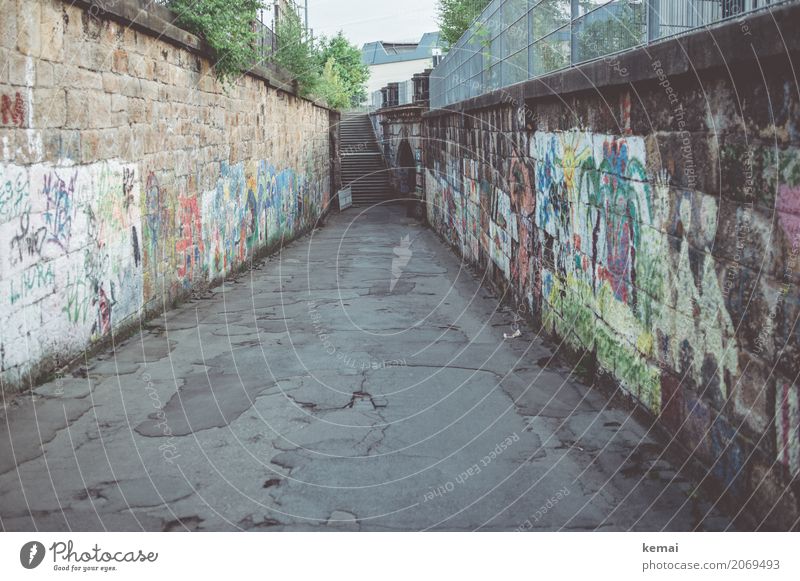 AST 10 | Wege in Chemnitz Städtereise Stadt Stadtzentrum Menschenleer Mauer Wand Straße Wege & Pfade Asphalt Graffiti authentisch dunkel lang trashig trist grau