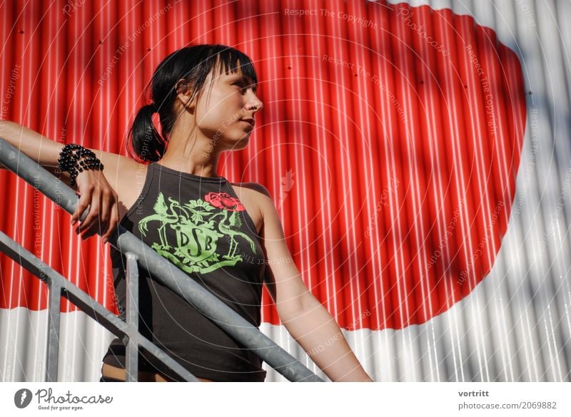 Ausblick Mensch feminin Junge Frau Jugendliche 1 30-45 Jahre Erwachsene Mode Bekleidung T-Shirt brünett langhaarig ästhetisch trendy schön dünn rot Coolness