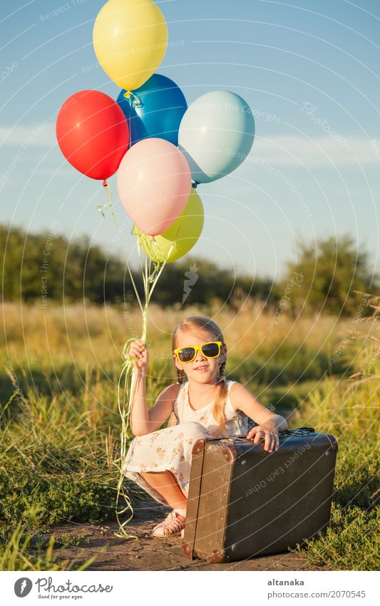 Glückliches kleines Mädchen, das auf Straße spielt Lifestyle Freude Freizeit & Hobby Spielen Ferien & Urlaub & Reisen Ausflug Abenteuer Freiheit Camping Sommer