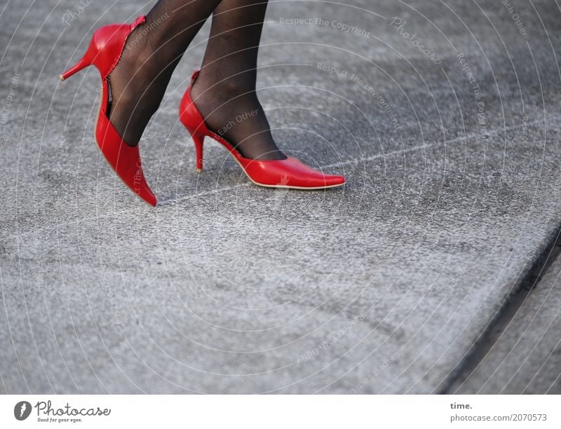 AST 10 | Public Catwalk feminin Beine Fuß Mensch Platz Wege & Pfade Strümpfe Damenschuhe Bewegung gehen stehen Tanzen schön Erotik ästhetisch Design elegant