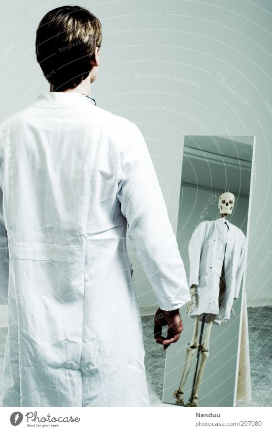 Halbgott in Weiß Mensch maskulin 1 bedrohlich Arzt Gesundheitswesen Angst Tod Krankheit Spiegel Spiegelbild Skelett Täuschung Mörder Krankenhaus Schädel