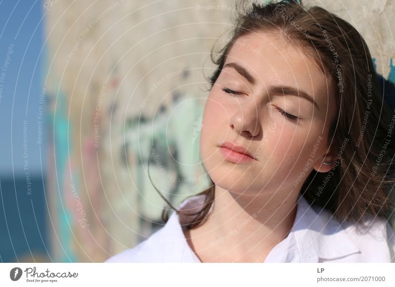 Gesicht eines schönen Mädchens mit geschlossenen Augen, das der Sonne zugewandt ist Lifestyle Wellness Leben stimmig Wohlgefühl Zufriedenheit Sinnesorgane