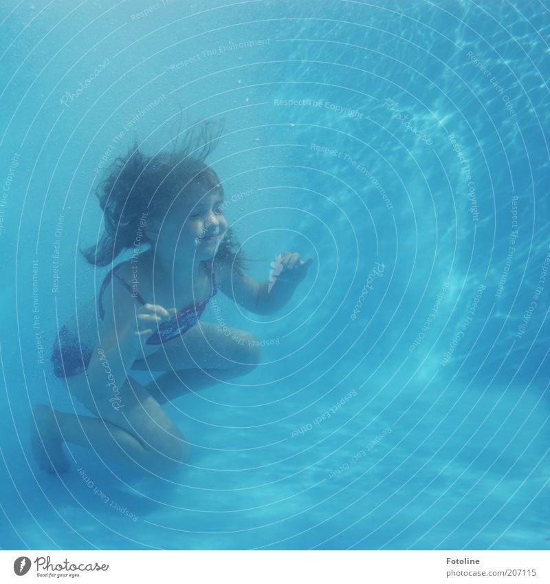 Sitzstreik beendet ;) Schwimmen & Baden Mensch Kind Mädchen Kindheit Wasser Sommer tauchen nass blau Farbfoto mehrfarbig Außenaufnahme Unterwasseraufnahme