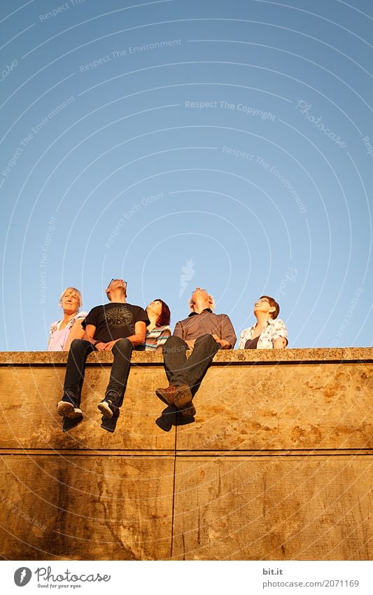 Wor schauen zum Lightdeck Mensch Erwachsene Menschengruppe Himmel Wolkenloser Himmel Schönes Wetter Mauer Wand Blick sitzen hoch Stimmung Freude Glück