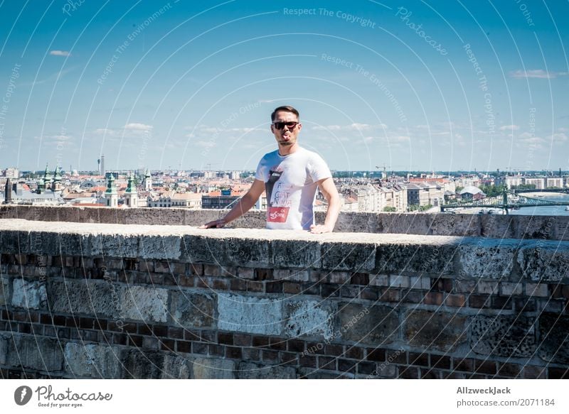 Bäh! Ferien & Urlaub & Reisen Tourismus Ausflug Sightseeing Städtereise Sommer maskulin 1 Mensch 18-30 Jahre Jugendliche Erwachsene 30-45 Jahre Budapest Ungar