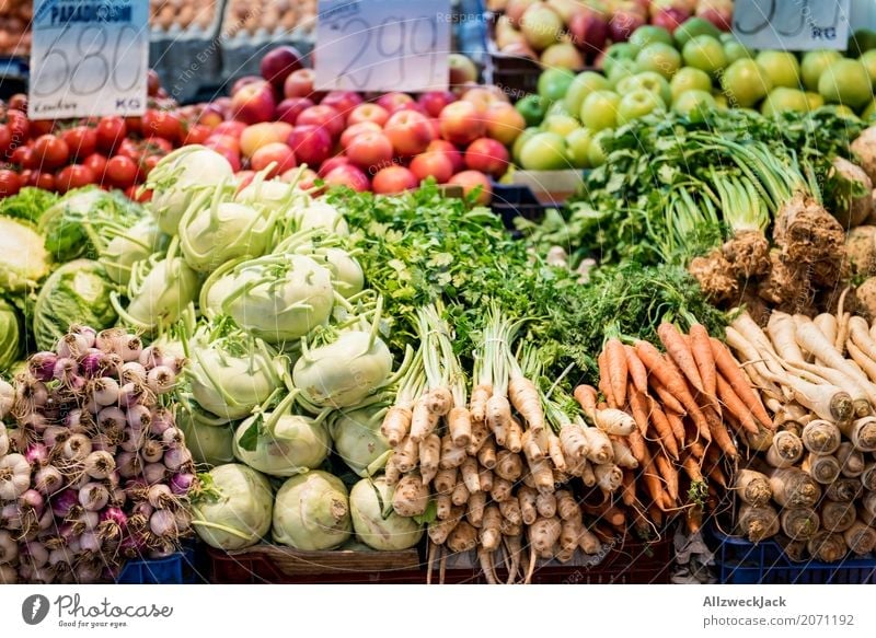 Gemüsemarkt Lebensmittel Salat Salatbeilage Ernährung Bioprodukte Vegetarische Ernährung Diät Kohlrabi Möhre Rüben Zwiebel Apfel Farbfoto Innenaufnahme