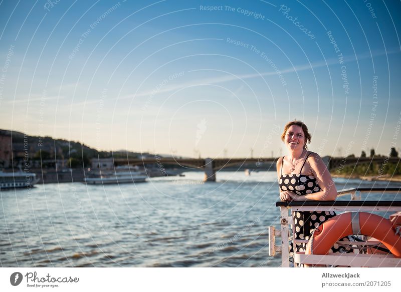 Frau mit Kleid auf einem Schiff in der Donau Tag 1 Mensch Junge Frau Wolkenloser Himmel Budapest Wasserfahrzeug Schifffahrt Kreuzfahrt Rettungsring Freiheit