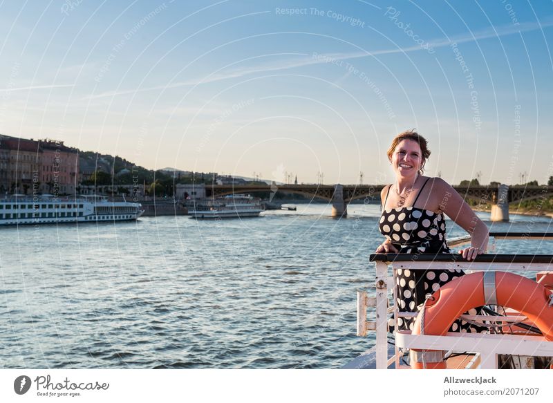 Frau mit Kleid auf einem Schiff in der Donau Tag 1 Mensch Junge Frau Wolkenloser Himmel Budapest Wasserfahrzeug Schifffahrt Kreuzfahrt Rettungsring Freiheit