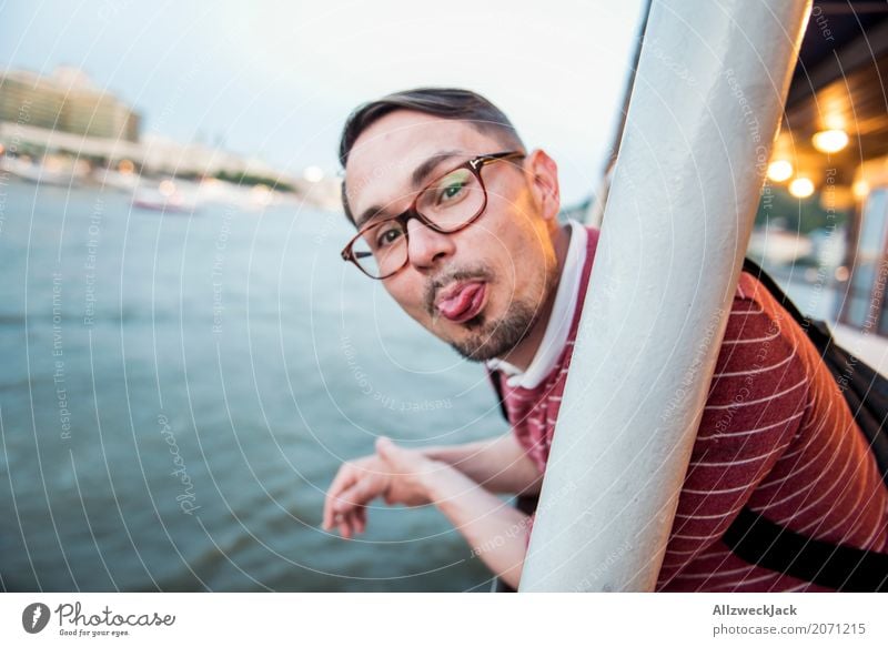 On a ship 2 Farbfoto Außenaufnahme Abend Porträt Blick in die Kamera Sonnenuntergang Ferien & Urlaub & Reisen Tourismus Ausflug Städtereise Sightseeing