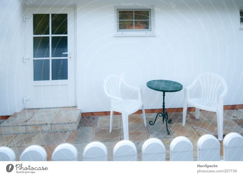Vorgarten, pflegeleicht Garten Stuhl Tisch Haus Einfamilienhaus Mauer Wand Fassade Fenster Tür einfach kalt Sauberkeit trist schwarz weiß Gartenmöbel