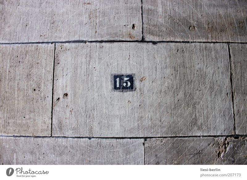 Nr. 15 Haus Stein Beton Zeichen Ziffern & Zahlen Schilder & Markierungen alt kalt grau Mittelpunkt stagnierend Wand Hausnummer Steinplatten Außenaufnahme
