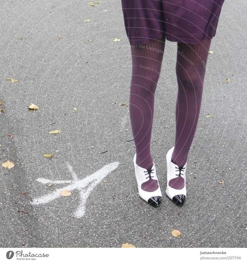 Li La Legs Stil feminin Junge Frau Jugendliche Beine Fuß 1 Mensch Mode Rock Strumpfhose Minirock Damenschuhe stehen frech hoch einzigartig violett selbstbewußt