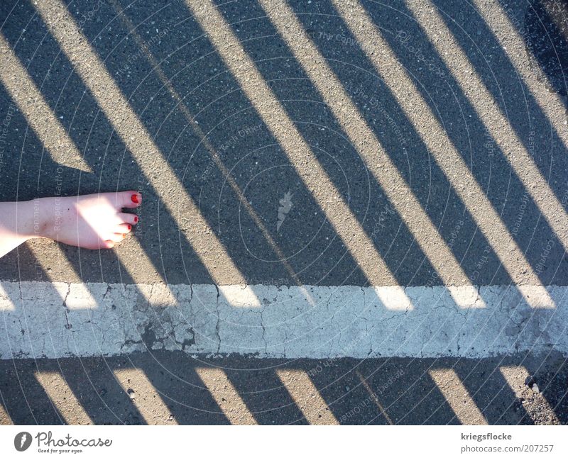 Nebenher Fuß Fußgänger Straße Wege & Pfade laufen rot Nagellack dreckig Seitenlinie weiß grau Streifen Farbfoto Außenaufnahme Textfreiraum rechts