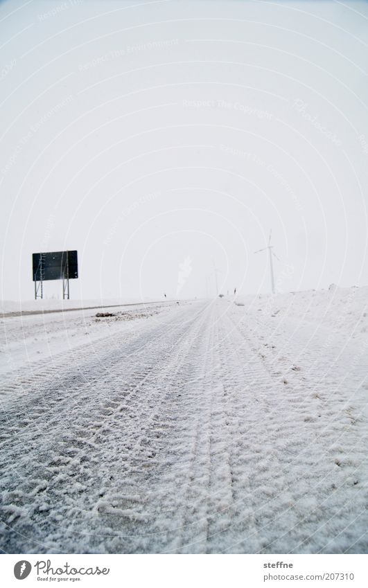 Unbedingt kühlen! Winter Eis Frost Schnee Straße Verkehrszeichen Verkehrsschild frisch kalt Reifenspuren Reifenprofil Farbfoto Außenaufnahme Strukturen & Formen
