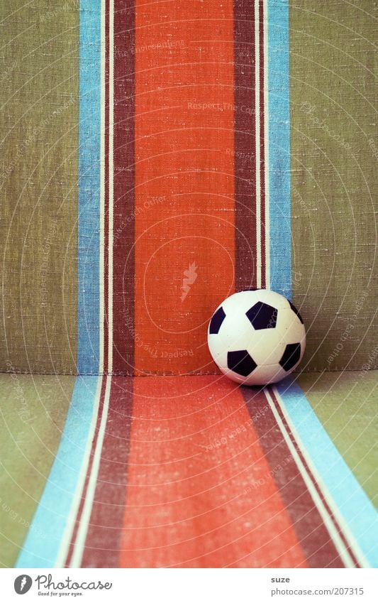WM '74 Lifestyle Design Freizeit & Hobby Fußball Ball Spielzeug Linie Streifen retro rund Dinge Farbfoto mehrfarbig Außenaufnahme Detailaufnahme Menschenleer