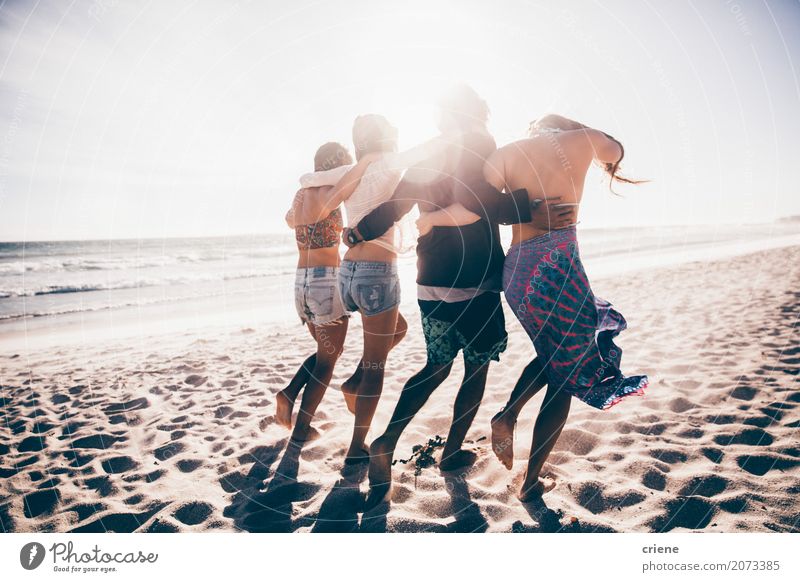 Glückliche Gruppe junge erwachsene Freunde, die zusammen auf den Strand gehen Lifestyle Freude Freizeit & Hobby Freiheit Sommer Sommerurlaub Meer Mensch feminin