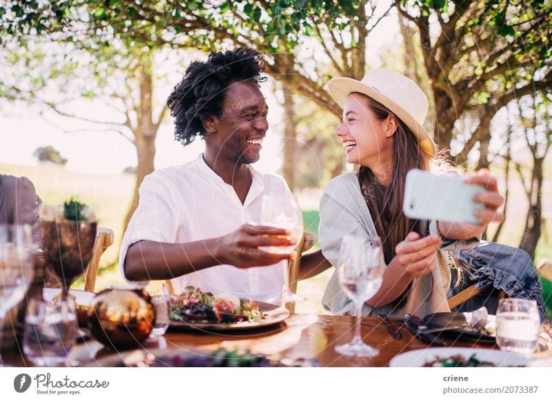 Nette junge erwachsene Paare, die Foto Picknick am im Freien machen Essen Mittagessen Abendessen trinken Wein Teller Lifestyle Freude Sommer Garten Party