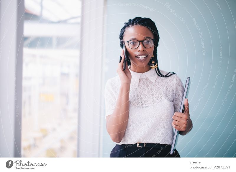 Afrikanische Geschäftsfrau in einem Gespräch am Telefon Erfolg Arbeit & Erwerbstätigkeit Beruf Büro Kapitalwirtschaft Business Karriere sprechen PDA Notebook