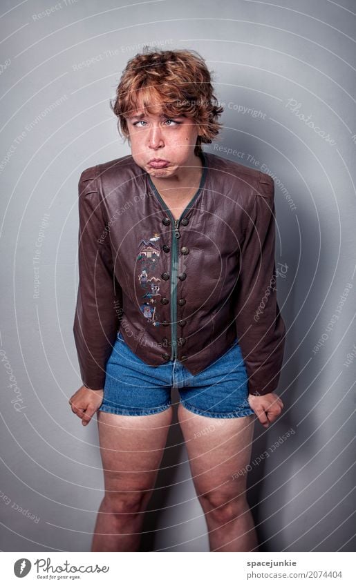 701 Mensch feminin Junge Frau Jugendliche Erwachsene 18-30 Jahre Bekleidung Jacke Leder brünett kurzhaarig frech einzigartig rebellisch verrückt wild blau braun