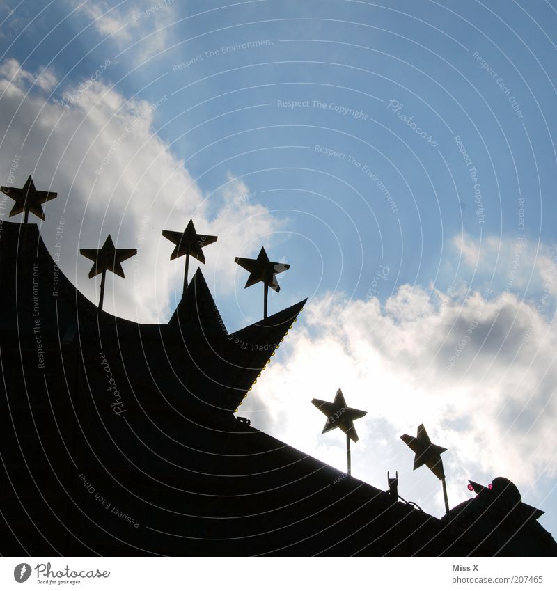 Sternchen Jahrmarkt Himmel groß Stern (Symbol) Fahrgeschäfte Farbfoto Außenaufnahme Textfreiraum oben Textfreiraum unten Tag Sonnenlicht Gegenlicht Silhouette