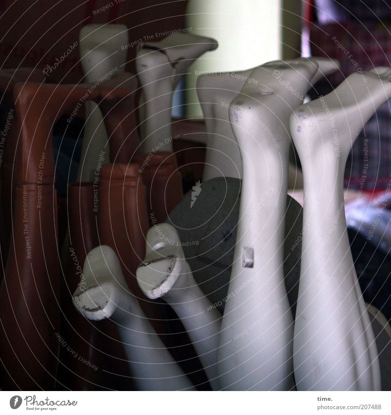 Hamburger Verhältnisse Beine Skulptur Puppe Kunststoff kaputt chaotisch Lager Kopfstand wegwerfen parken Kratzer Schaufensterpuppe entgegengesetzt auf dem Kopf
