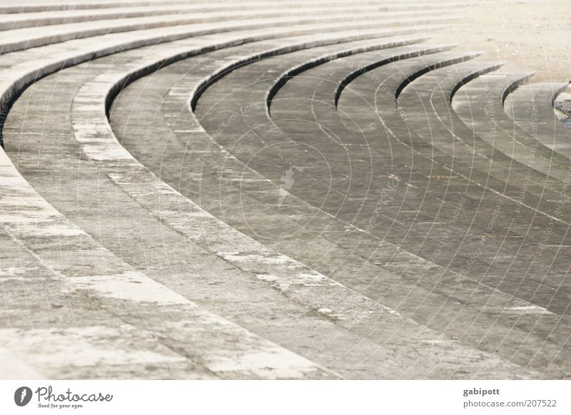 schwungvoll Lissabon Platz Treppe Kurve Beton grau Kraft Macht Außenaufnahme Muster Menschenleer Tag Licht Kontrast Sonnenlicht konzentrisch Amphitheater