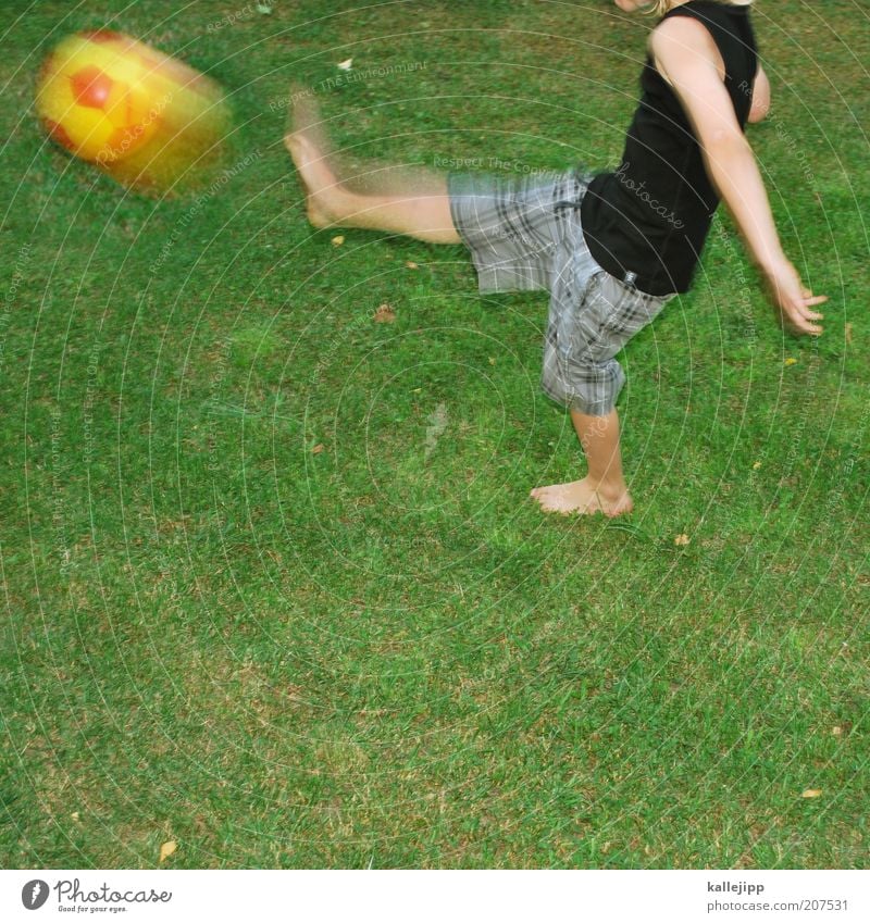 „ich bin özil.“ Freude Freizeit & Hobby Spielen Kinderspiel Sport Fußball Mensch Junge Leben 1 Pflanze Garten Wiese T-Shirt Stoff berühren Bewegung fliegen Ball