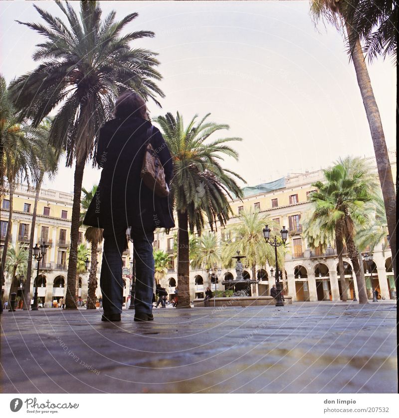 Barcelona Stil Ferien & Urlaub & Reisen Tourismus Ausflug Sommer Haus Mensch schlechtes Wetter Spanien Europa Stadtzentrum Altstadt Platz Gebäude