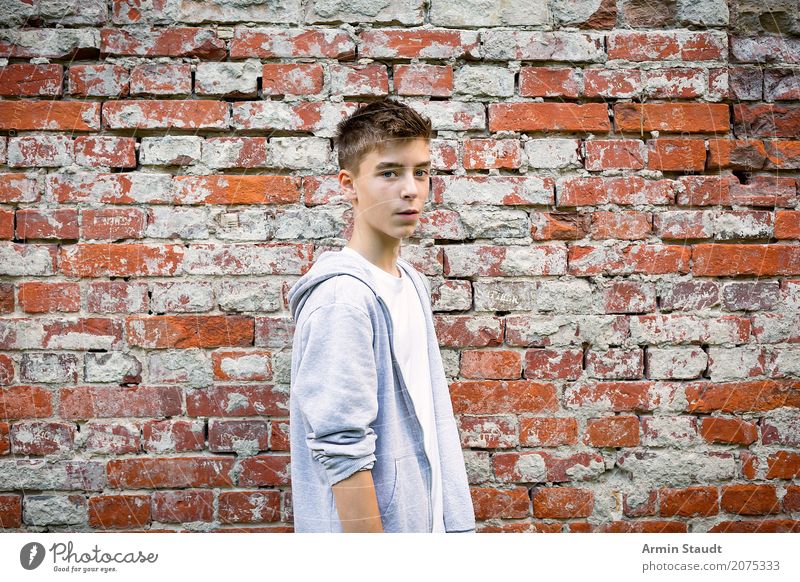Porträt Lifestyle Stil Leben Zufriedenheit Sinnesorgane Mensch maskulin Junger Mann Jugendliche Erwachsene 1 13-18 Jahre Mauer Wand Backsteinwand Mode