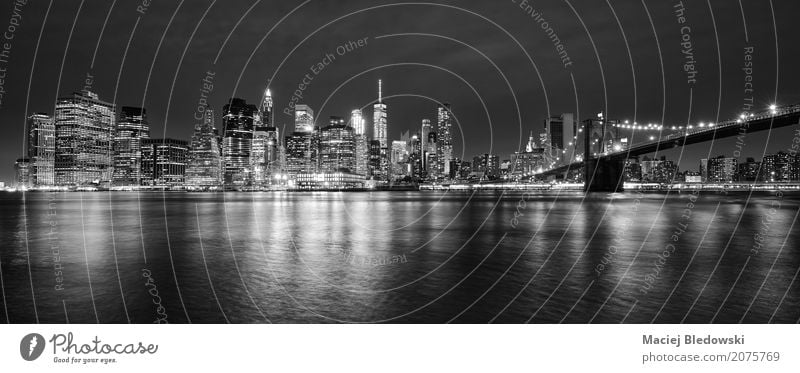Manhattan Panorama bei Nacht. Stadt Skyline Hochhaus Brücke Gebäude Architektur Sehenswürdigkeit Wahrzeichen reich grau schwarz weiß Ferien & Urlaub & Reisen