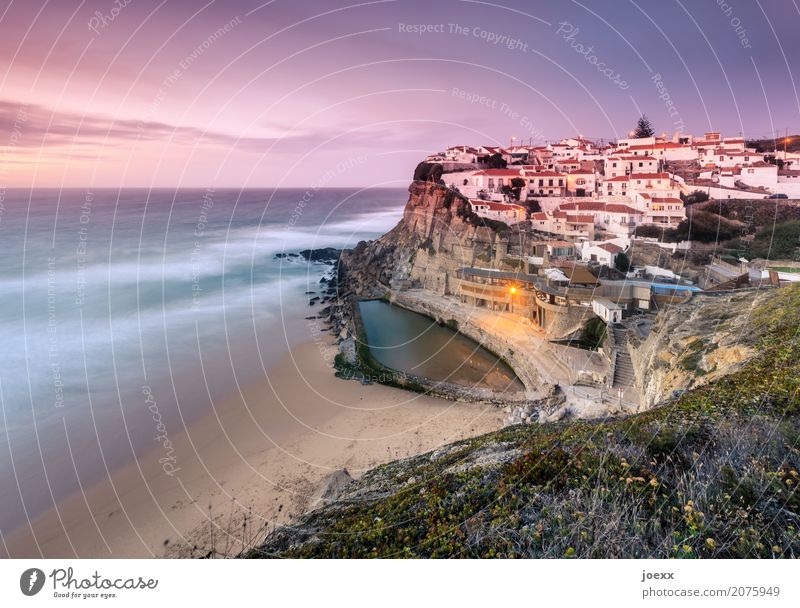 Idyllisch gelegenes Dorf an Steilküste mit Gezeitenschwimmbad, Langzeitbelichtung Meer maritim Idylle Strand Küste Portugal rosa Abendstimmung Abendhimmel Wiese