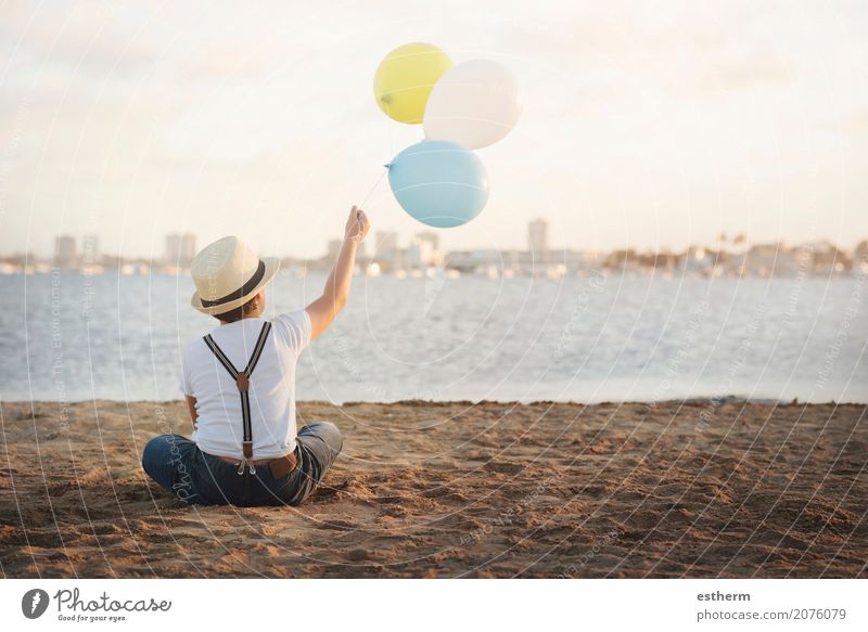 kleiner Junge mit bunten Luftballons Lifestyle Ferien & Urlaub & Reisen Abenteuer Freiheit maskulin Kind Kleinkind Kindheit 1 3-8 Jahre Wellen Küste Strand
