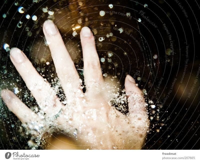 schweisshände Körperpflege Maniküre Wellness Wohlgefühl Bad Mensch maskulin Hand Finger Wasser Wassertropfen Farbfoto Innenaufnahme Blitzlichtaufnahme