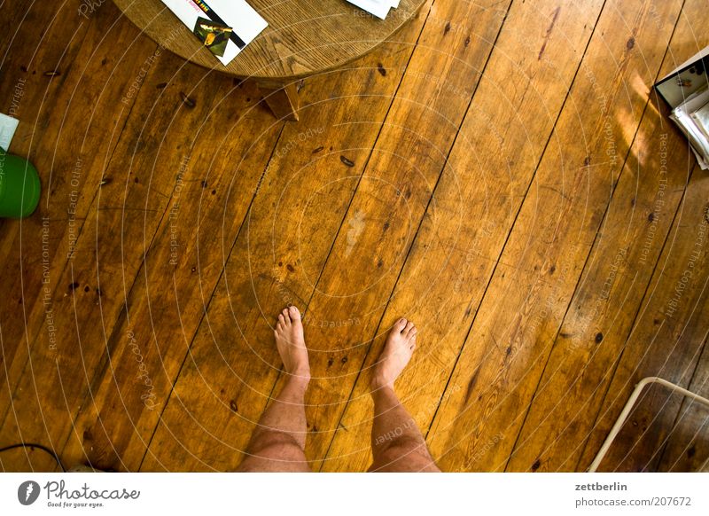 Im Kreise meiner Lieben Fuß stehen Raum Boden Bodenbelag Holz Holzfußboden Dielenboden Tisch Fuge Strukturen & Formen übersichtlich Vogelperspektive Farbfoto