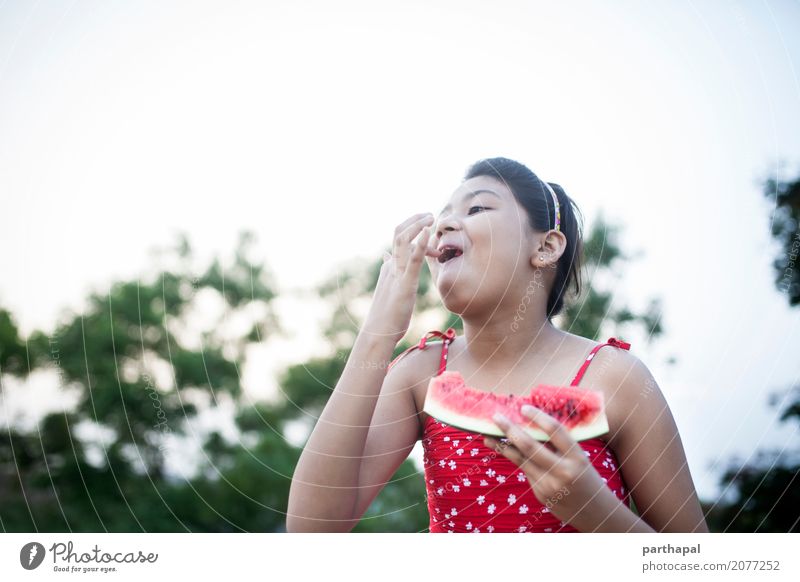 Mädchen, das Wassermelone isst und Spaß macht Lebensmittel Ernährung Essen Lifestyle Freude Gesundheit Gesunde Ernährung 1 Mensch 8-13 Jahre Kind Kindheit rot
