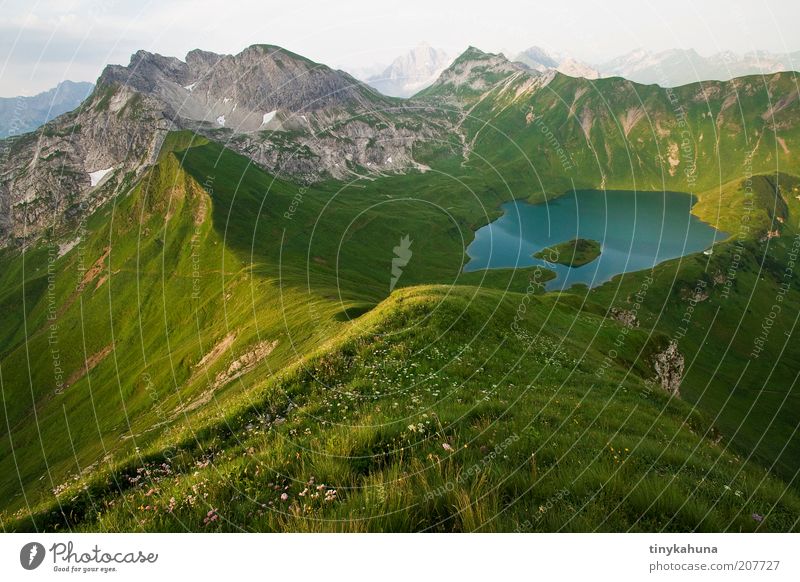 Schrecksee Freiheit Sommer Berge u. Gebirge Landschaft Wasser Gras Wiese Alpen Gipfel See Unendlichkeit hoch oben schön blau grün ruhig Einsamkeit Natur