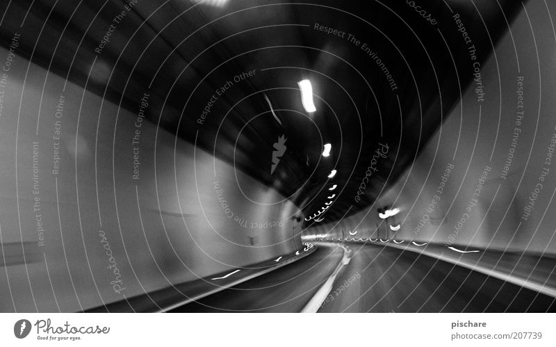 chase the light Tunnel Verkehr Verkehrswege Straßenverkehr Autofahren dunkel Geschwindigkeit Gefühle Angst Platzangst eng bedrohlich Schwarzweißfoto