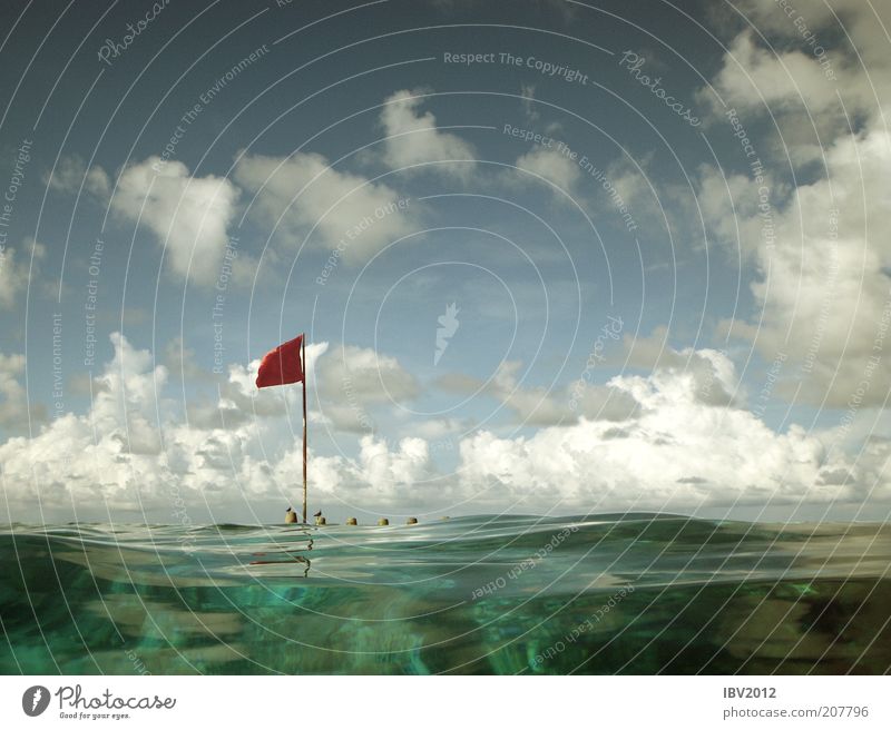 Red flag in paradise IV Sommer Sommerurlaub Meer Insel Wellen Korallenriff Freizeit & Hobby Malediven Asien Fahne Wolken Himmel rot Indischer Ozean