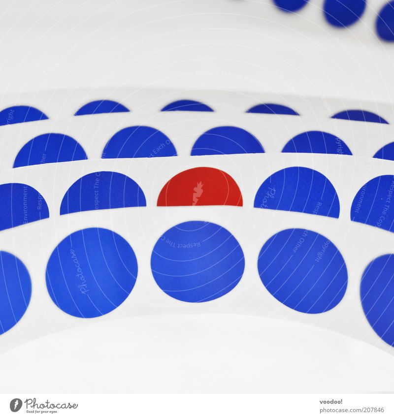 Freiheit der Andersdenkenden Kunststoff blau rot weiß einzigartig Zusammenhalt Integration eingekreist Kreis umzingeln Einzelgänger Genmanipulation