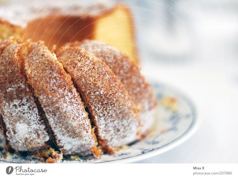 Omas Kuchen II Lebensmittel Teigwaren Backwaren Ernährung lecker süß Puderzucker Gugelhupf selbstgemacht Krümel Farbfoto Innenaufnahme Nahaufnahme Menschenleer