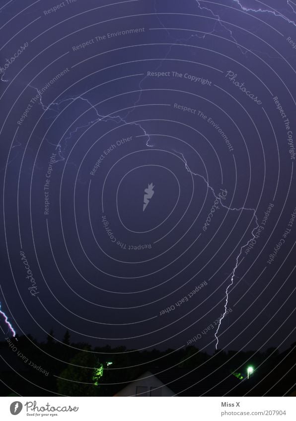 Unwetter Natur Himmel Klima Klimawandel schlechtes Wetter Gewitter Blitze dunkel Angst gefährlich Respekt bedrohlich blitzen Farbfoto Außenaufnahme Experiment