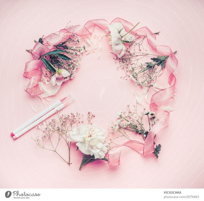 Runde Blumenrahmen mit rosa Blüten, Marker und Schleife Lifestyle Stil Design Freizeit & Hobby Dekoration & Verzierung Party Veranstaltung Valentinstag
