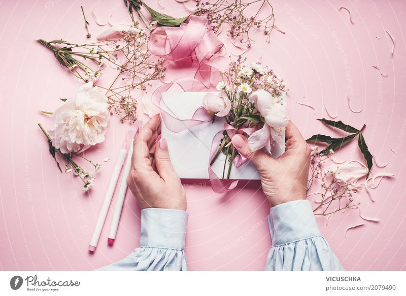 Weibliche Hände machen schöne Grußkarte mit Blumen Lifestyle Stil Design Freizeit & Hobby Dekoration & Verzierung Feste & Feiern Valentinstag Muttertag Hochzeit
