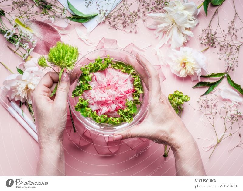 Weibliche Hände machen schönen Blumenschmuck Lifestyle Stil Design Freizeit & Hobby Innenarchitektur Dekoration & Verzierung Feste & Feiern Valentinstag