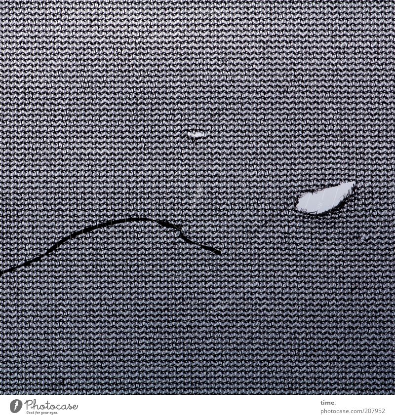 [H10.1] - Laufmasche Kunststoff Streifen außergewöhnlich dreckig dünn grau Netz Loch Quadrat kleinteilig filigran Riss kaputt gerissen Schlaufe Teile u. Stücke